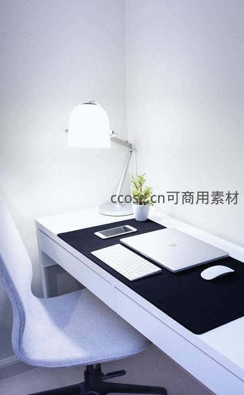 极简白色办公角落