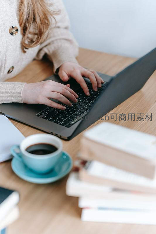 咖啡书香伴键盘，温馨学习时光