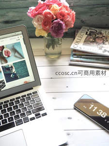 现代简约办公桌一角