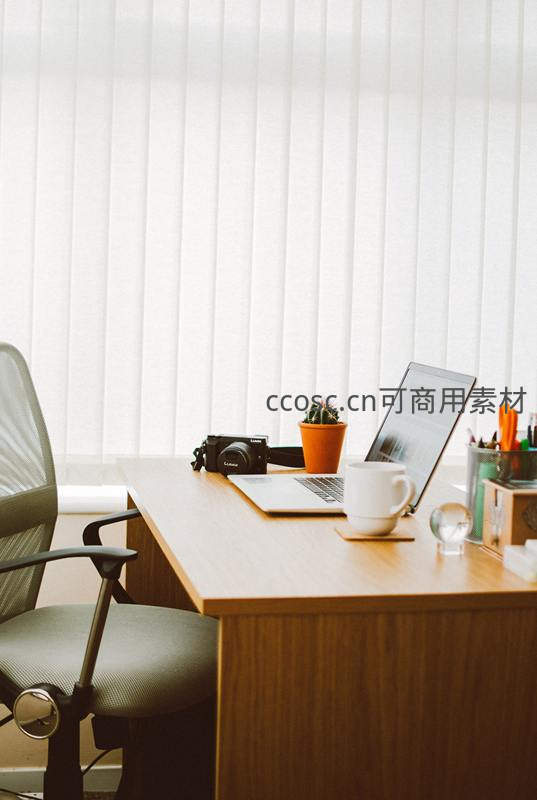 摄影师的办公角落，相机与咖啡共度午后