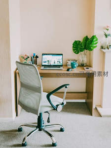 简约木质书桌，绿植点缀的现代办公角落