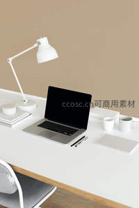 纯白书桌上的宁静工作时光