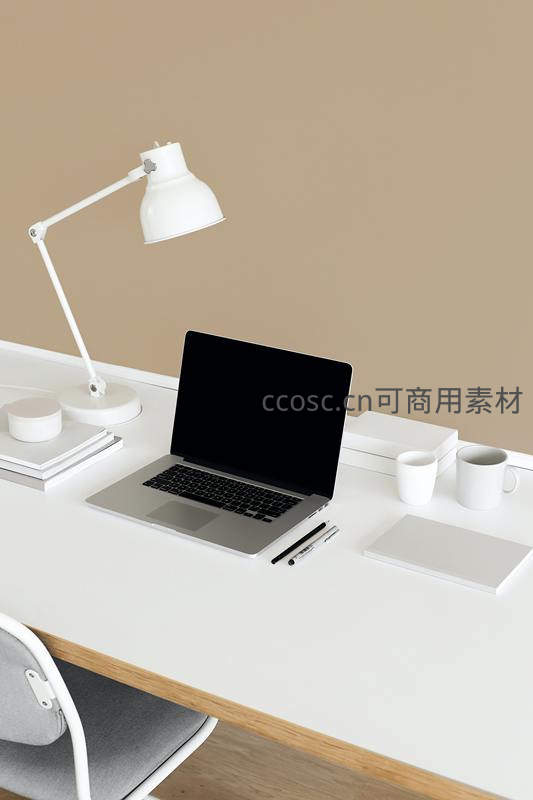 纯白书桌上的宁静工作时光