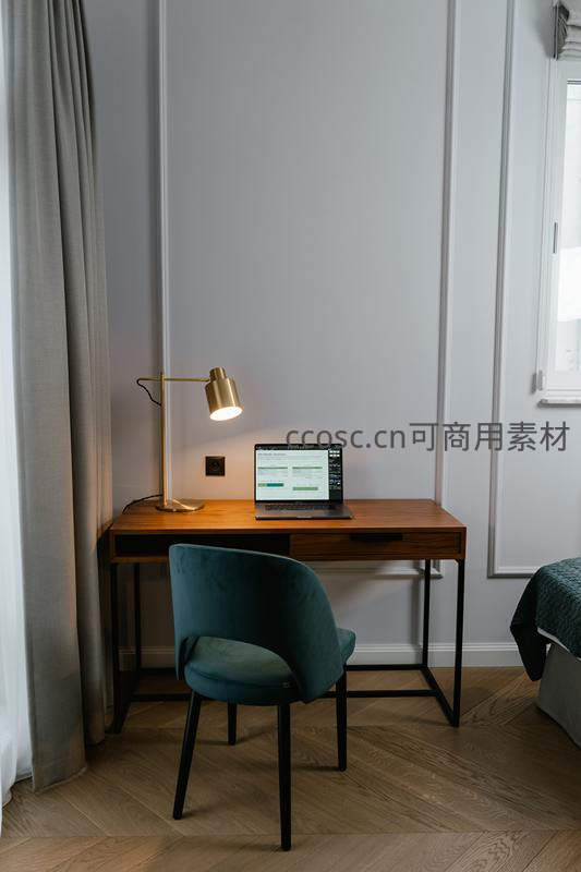 优雅卧室中的复古书桌角落