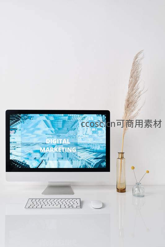 极简白色办公桌，数字营销主题