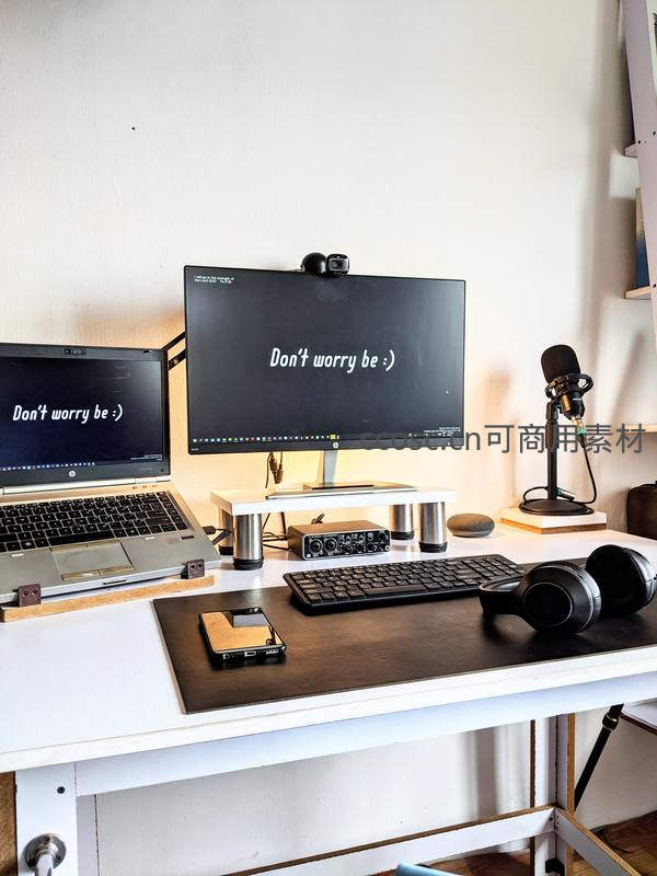 双屏显示‘Don't worry be :)’，耳机麦克风齐全