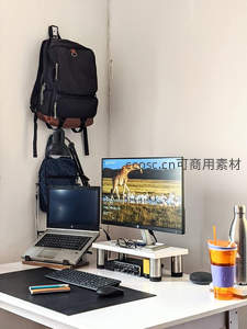 长颈鹿壁纸桌面，背包挂墙，学习用品整齐