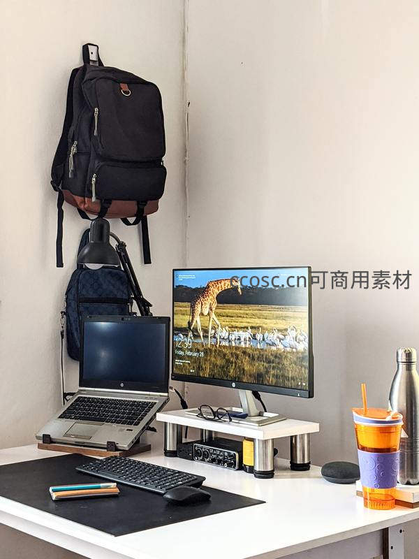 长颈鹿壁纸桌面，背包挂墙，学习用品整齐