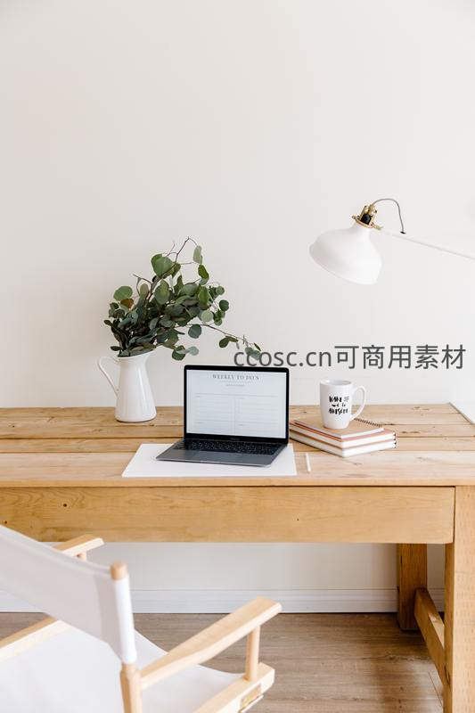 极简风木质书桌一角