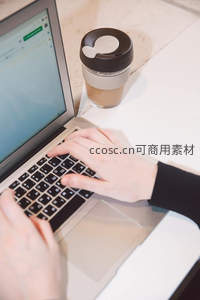 特写手部敲击键盘瞬间
