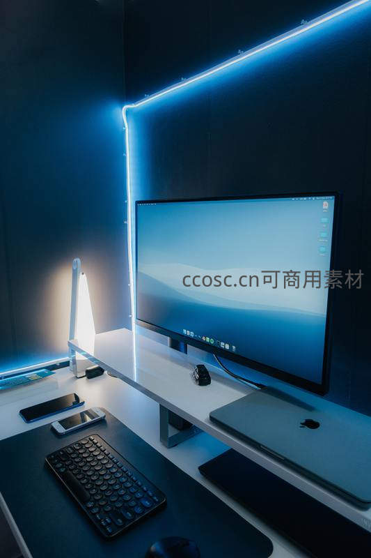 蓝色霓虹灯下的电竞桌面