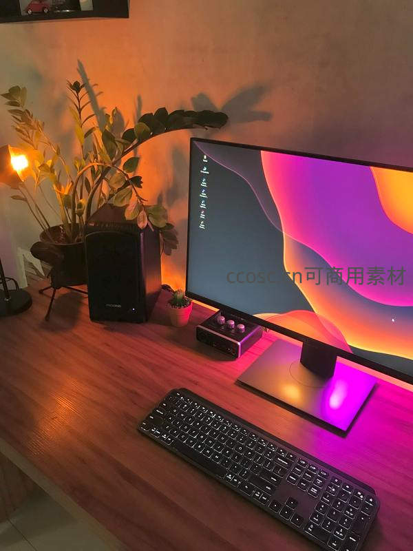 暖光氛围下木质桌面搭配炫彩显示器