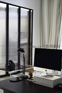 现代办公桌上的静谧时光