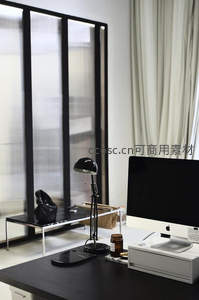 窗边简约办公角落