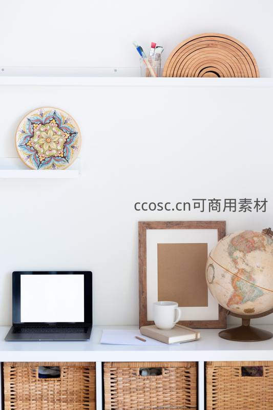 极简白色书桌上的文艺摆件