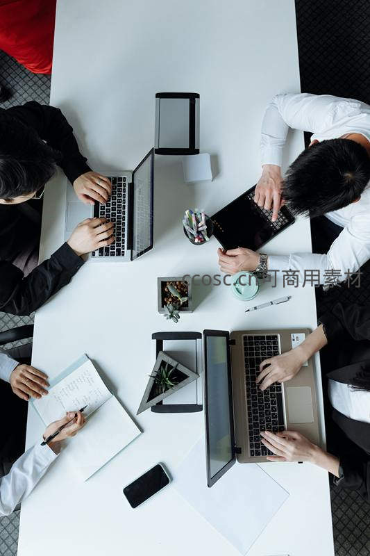 多人围坐会议桌协同办公