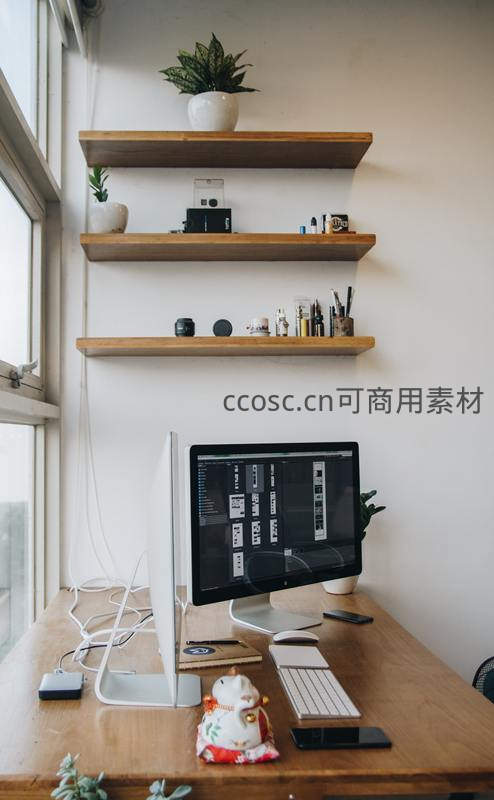 极简风格书桌配原木置物架与绿植