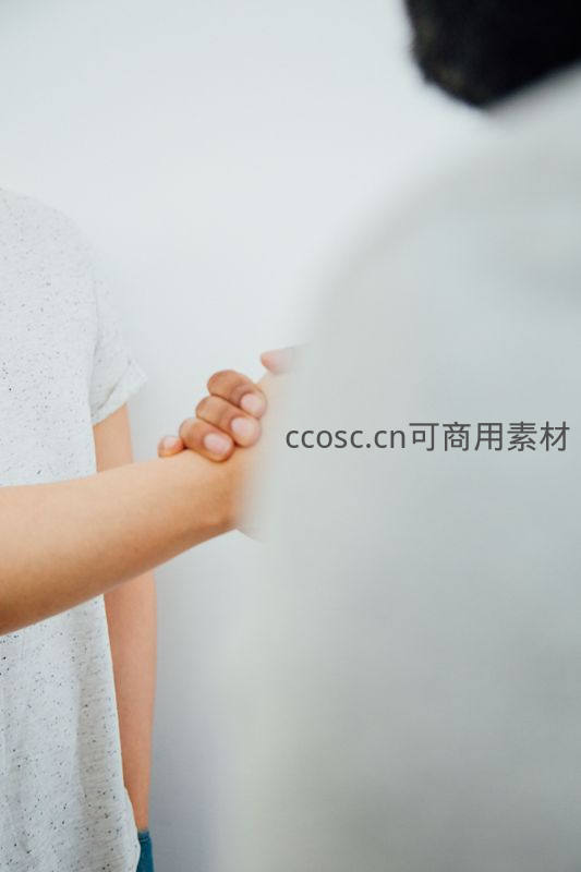 两人牵手传递温暖与支持