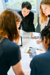 专注的团队会议：桌面协作研讨