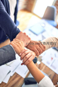 团结的力量：团队成员叠手加油