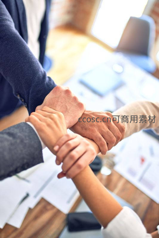 团结的力量：团队成员叠手加油