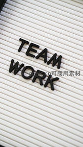 白色板上黑色字母拼出TEAM WORK