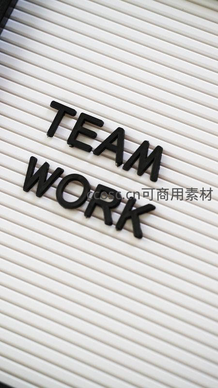 白色板上黑色字母拼出TEAM WORK