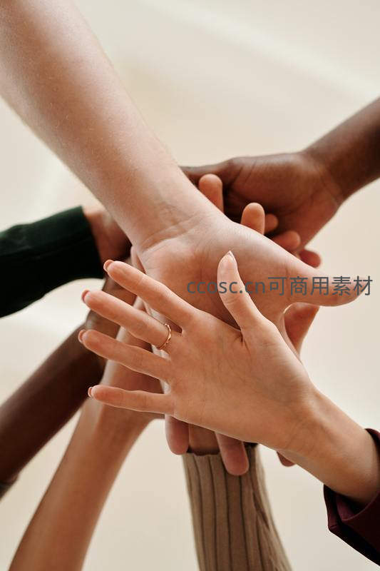 多肤色手叠放象征团结