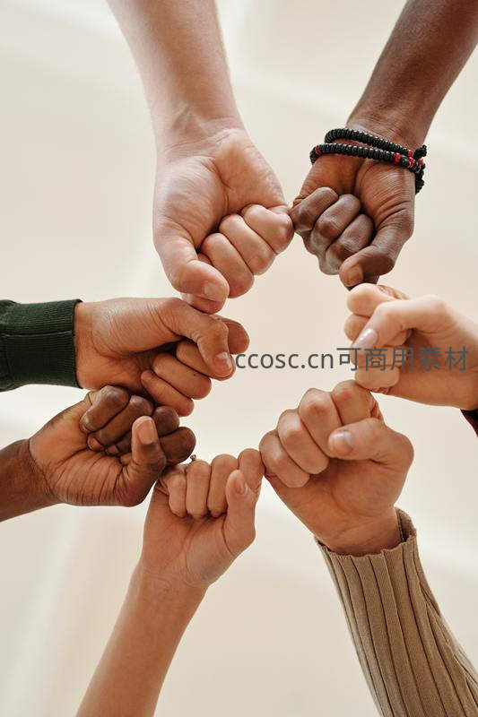 多元肤色拳头汇聚象征团结力量