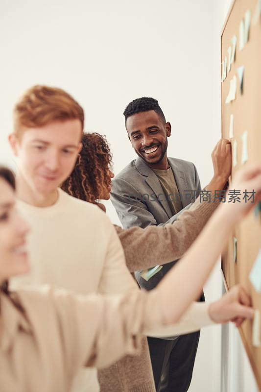 团队在白板前头脑风暴互动