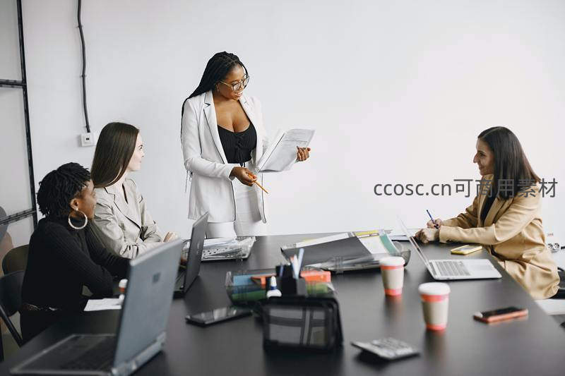女主管主持会议，团队专注聆听汇报