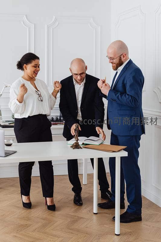 商务团队庆祝成功签约