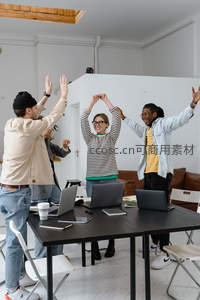 年轻团队在会议室欢呼庆祝