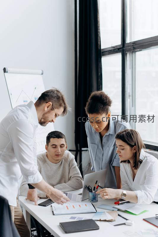 办公室内多人协同工作