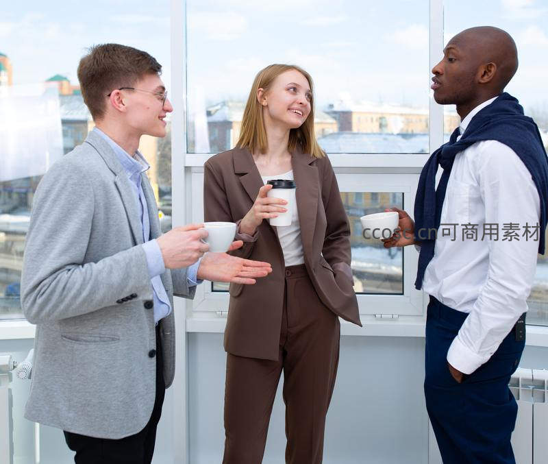 三人站着喝咖啡闲聊