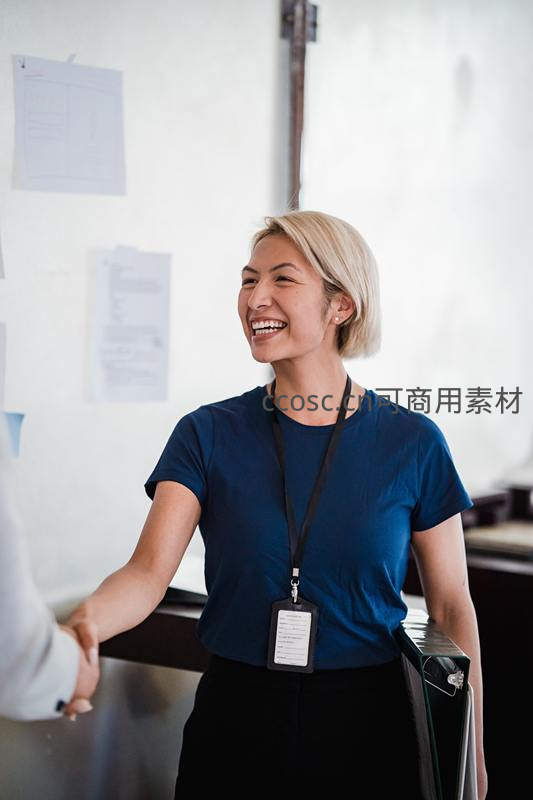 职场女性微笑握手展现专业风范