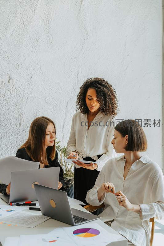 三位女性同事协作分析数据图表