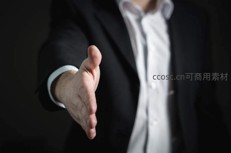 伸出手准备握手的商务人士