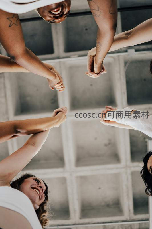 团队成员手牵手庆祝
