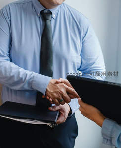 商务人士握手达成合作意向