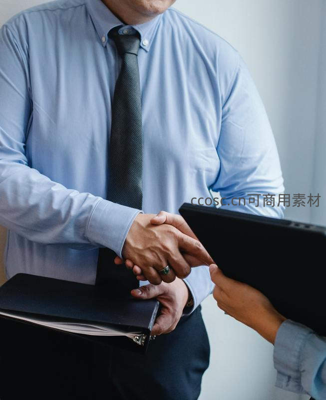 商务人士握手达成合作意向