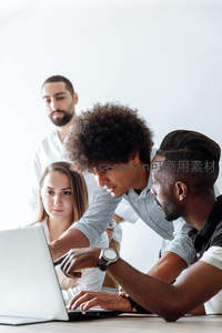 专注工作的多民族团队