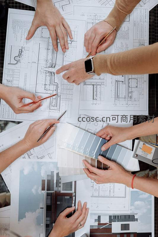 设计师团队围桌讨论建筑图纸