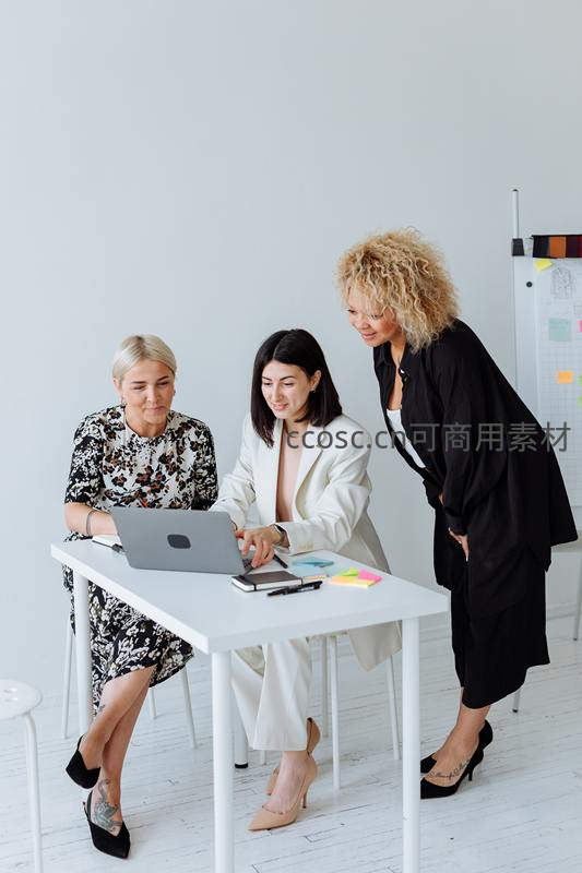 女性团队协作办公