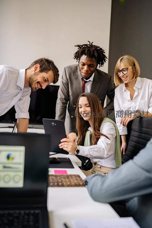 同事围观平板分享成果