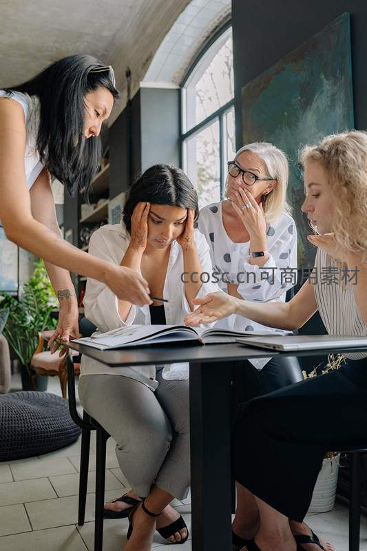 职场女性团队协作讨论项目方案
