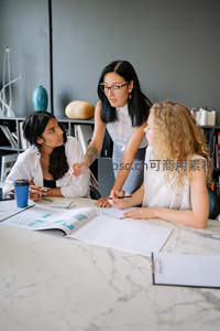 职场女性在会议中积极交流观点