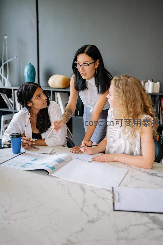 职场女性在会议中积极交流观点