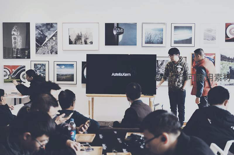 设计师在品牌发布会现场演讲