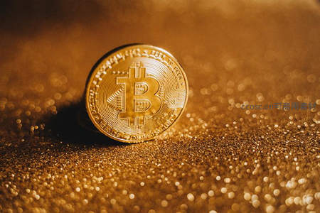 金色比特币置于闪耀金粉之上